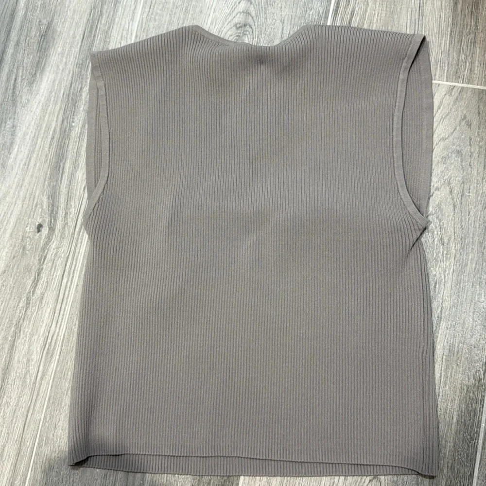 House of Harlow 1960 Ribbed Cap-Sleeve Top in Gray - Picture 3 of 3